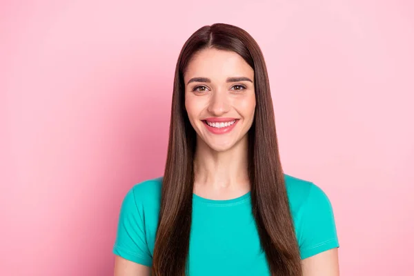 Foto van jonge aantrekkelijke vrouw gelukkig positieve tanden glimlach fineer keramiek geïsoleerd over roze kleur achtergrond — Stockfoto
