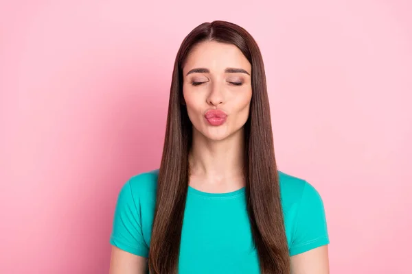 Foto de joven atractiva mujer pucheros labios enviar aire beso romántico amor aislado sobre fondo de color rosa —  Fotos de Stock