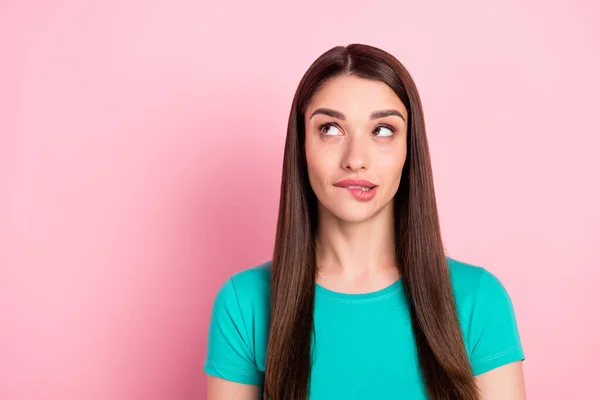 Foto van jonge vrouw bijten lippen tanden nieuwsgierig droom denken kijken lege ruimte geïsoleerd over roze kleur achtergrond — Stockfoto