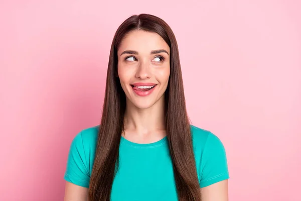 Foto di giovane donna attraente felice sorriso positivo sogno guardare lo spazio vuoto leccare i denti dessert isolato su sfondo di colore rosa — Foto Stock