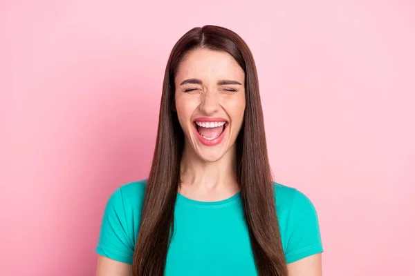 Foto de una joven mujer excitada feliz sonrisa positiva risa humor broma comedia aislada sobre fondo de color rosa — Foto de Stock