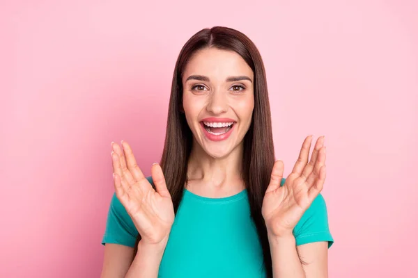 Foto da jovem mulher feliz sorriso positivo surpreendido reação surpresa isolado sobre cor rosa fundo — Fotografia de Stock