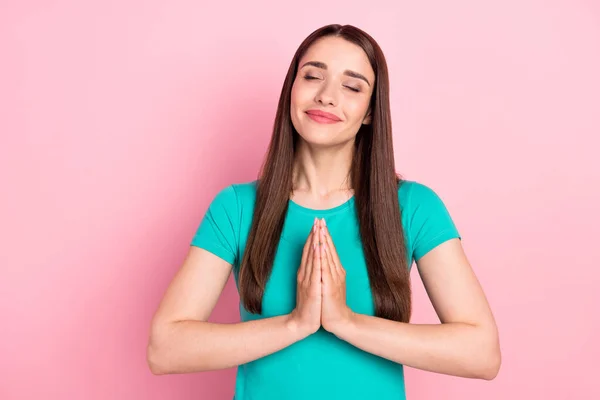 Foto de mujer joven feliz sonrisa positiva manos juntas deseo mendigar rezar aislado sobre fondo de color rosa — Foto de Stock