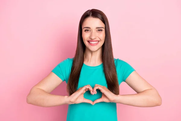 Foto da jovem mulher feliz sorriso positivo mostrar dedos coração símbolo amor romance isolado sobre cor rosa fundo — Fotografia de Stock