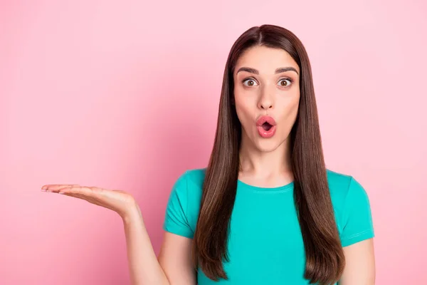 Foto de mujer joven sorprendida agarre de la mano consejo choie venta recomendar anuncio aislado sobre fondo de color rosa — Foto de Stock