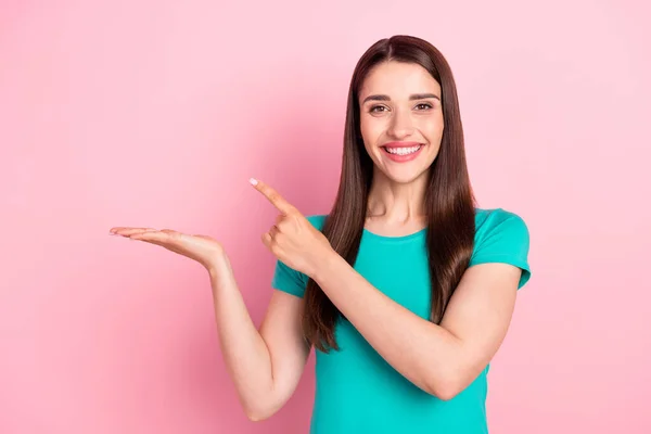 Foto de jovem mulher feliz ponto positivo dedo promo anúncio decisão isolada sobre fundo cor-de-rosa — Fotografia de Stock