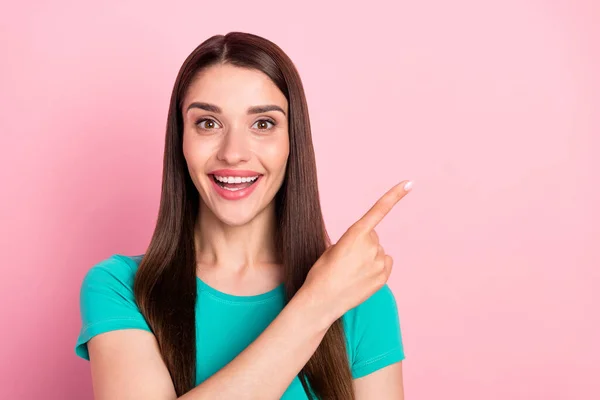 Foto de jovem animado mulher feliz sorriso positivo inidcate dedo vazio espaço promo anúncio direto isolado sobre cor rosa fundo — Fotografia de Stock