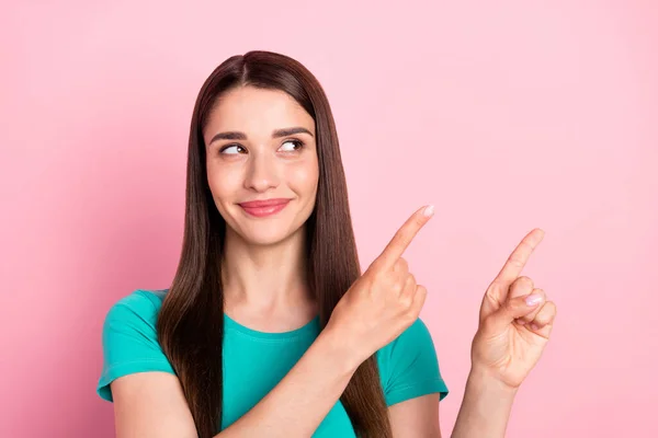 Foto di giovane donna felice sorriso positivo guardare dita inidcate spazio vuoto pubblicizzare suggeriscono isolato su sfondo di colore rosa — Foto Stock