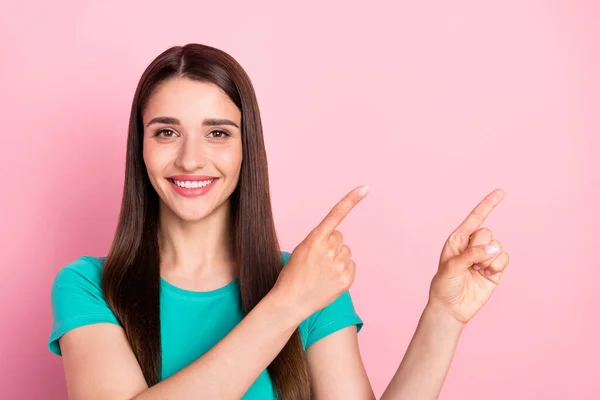 Foto von junger Frau glücklich positives Lächeln Zeigefinger leeren Raum empfehlen Verkaufsanzeigen isoliert über rosa Farbhintergrund — Stockfoto