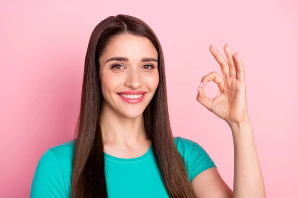 Фото молодой веселой женщины счастливой позитивной улыбкой показывают хорошо хорошо знак прохладный идеальный выбор изолирован на розовом фоне — стоковое фото