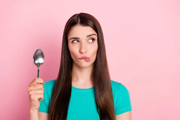 Φωτογραφία της νεαρής γυναίκας περίεργη ματιά κενό χώρο κρατήστε κουτάλι πεινασμένο φαγητό δίαιτα απομονωμένη πάνω από ροζ φόντο χρώμα — Φωτογραφία Αρχείου
