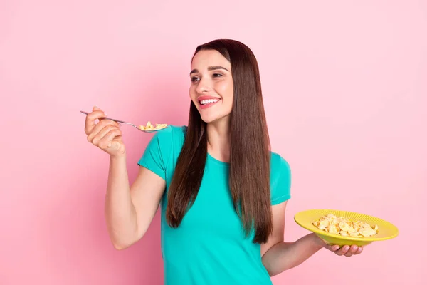 若い女性のプロフィール側の写真幸せな正の笑顔食事おいしい料理コーンフレーククリスピーピンク色の背景に孤立 — ストック写真