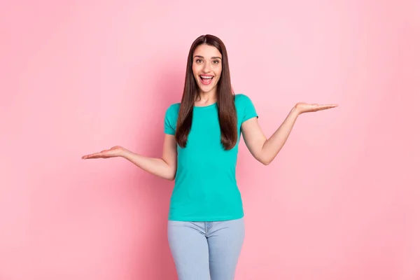 Foto de jovem animado mulher feliz sorriso positivo demonstrar produto anunciar comparar isolado sobre fundo cor-de-rosa — Fotografia de Stock