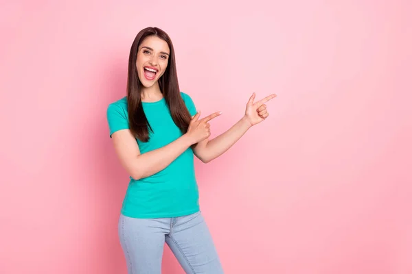 Foto de mujer joven feliz sonrisa positiva punta dedos espacio vacío anuncio elegir seleccionar aislado sobre fondo de color rosa — Foto de Stock