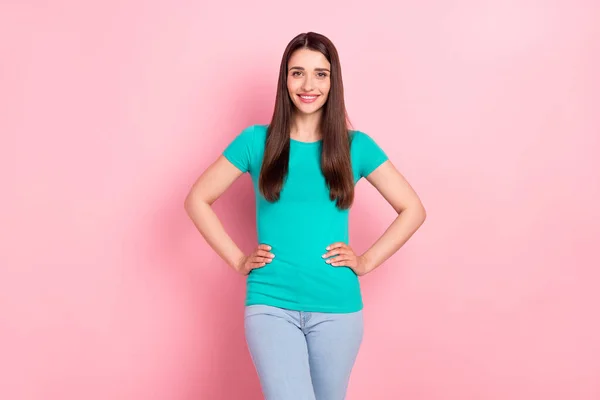 Foto de mujer atractiva joven feliz sonrisa positiva manos en la cintura desgaste traje casual aislado sobre fondo de color pastel — Foto de Stock