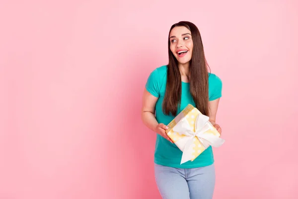 Foto de mujer alegre joven sonrisa positiva feliz conseguir celebración caja de regalo aislado sobre fondo de color pastel —  Fotos de Stock