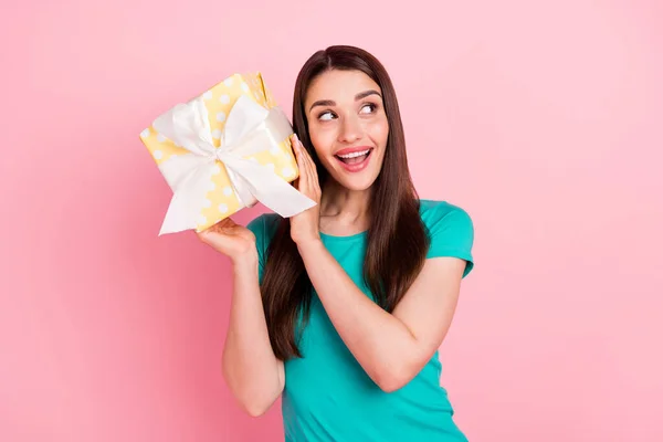 Foto de jovem animado mulher feliz sorriso positivo agitar caixa de presente interessado olhar espaço vazio isolado sobre fundo cor pastel — Fotografia de Stock