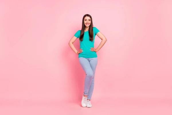 Foto corpo pieno di giovane donna attraente felice sorriso positivo indossare abbigliamento casual isolato su sfondo di colore pastello — Foto Stock