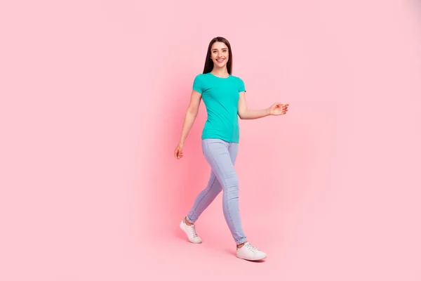 Perfil de tamaño completo lado de la foto de la joven sonrisa positiva feliz ir caminar paso aislado sobre fondo de color pastel —  Fotos de Stock