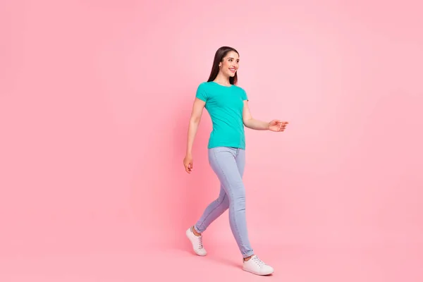 Perfil de corpo inteiro foto lateral da jovem mulher feliz sorriso positivo ir andar reunião isolada sobre fundo cor pastel — Fotografia de Stock