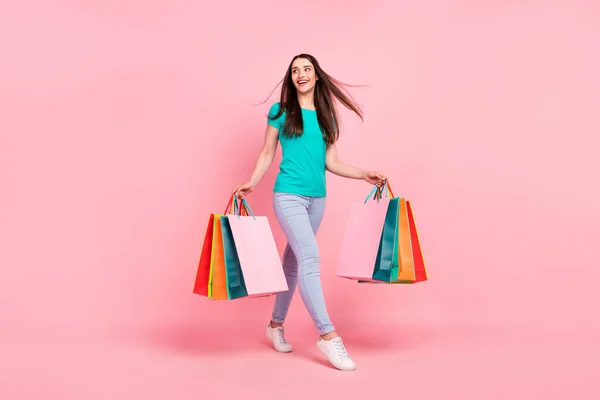 Teljes hossz profil oldal fotó fiatal nő boldog pozitív mosoly séta bolt kedvezmény elszigetelt felett pasztell szín háttér — Stock Fotó
