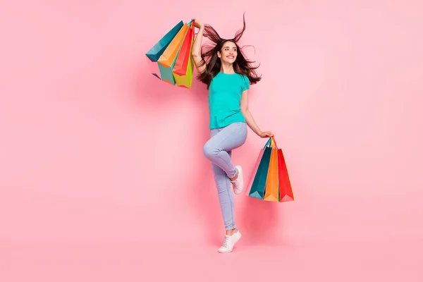 Perfil de corpo inteiro foto lateral da jovem mulher feliz sorriso positivo alegrar compras venda sacos isolados sobre fundo cor pastel — Fotografia de Stock