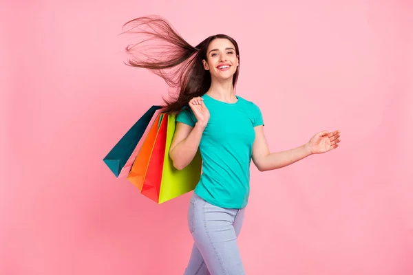 Perfil foto lateral da jovem mulher feliz sorriso positivo segurar ombros sacos loja isolada sobre fundo cor pastel — Fotografia de Stock