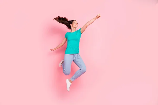 Foto lateral de perfil de cuerpo completo de mujer joven sonrisa positiva feliz volar salto de aire superhéroe poder aislado sobre fondo de color pastel — Foto de Stock