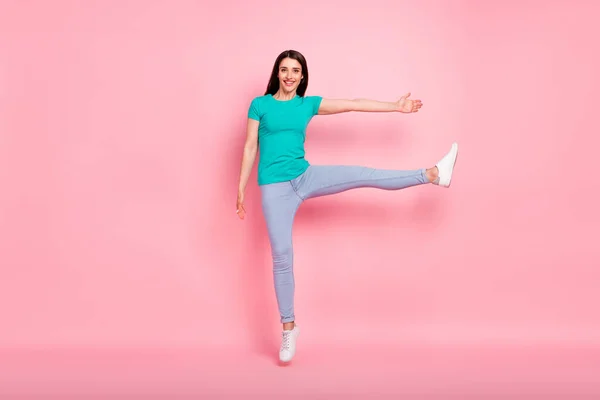 Pleine taille photo de jeune femme heureux sourire positif sauter enjoué funky isolé sur fond de couleur pastel — Photo