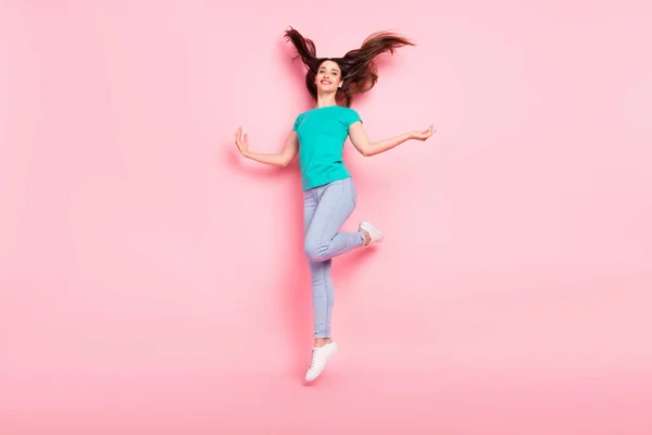 Foto em tamanho completo de jovem atraente mulher feliz sorriso positivo voar cabelo saltar para cima isolado sobre fundo cor pastel — Fotografia de Stock