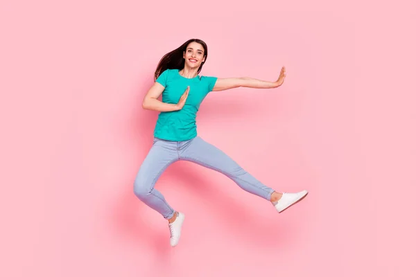 Corpo inteiro foto de jovem mulher feliz sorriso positivo saltar para cima se divertir ninja isolado sobre fundo cor pastel — Fotografia de Stock