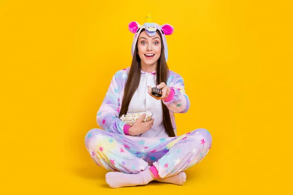 Retrato de menina da moda alegre atraente vestindo traje engraçado assistindo programa de tv isolado sobre fundo de cor amarela brilhante — Fotografia de Stock