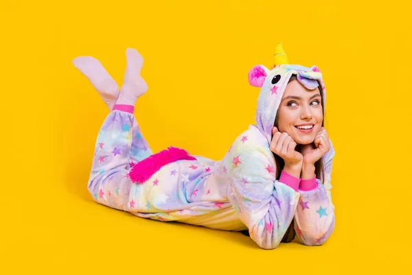 Retrato de menina alegre atraente vestindo roupas engraçadas deitado bom humor isolado sobre fundo de cor amarelo brilhante — Fotografia de Stock