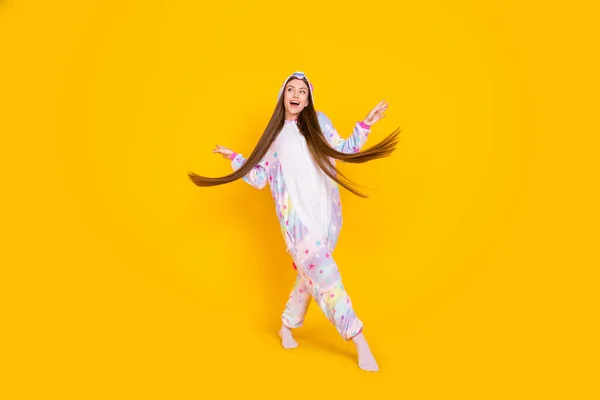 Tamanho do corpo de comprimento total vista de menina alegre atraente vestindo roupas de animais se divertindo stroling isolado sobre fundo de cor amarela brilhante — Fotografia de Stock