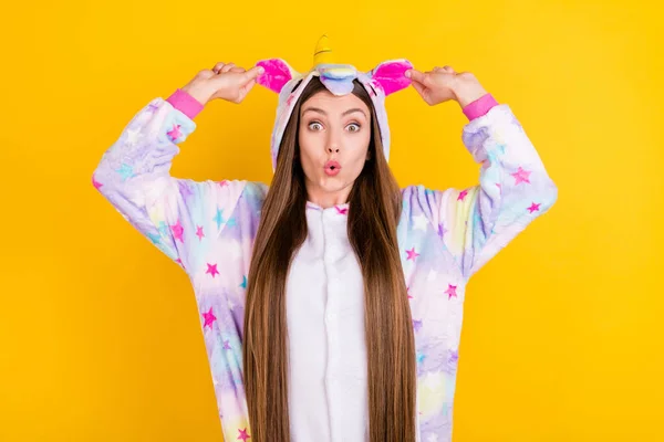 Photo portrait female teenager funny pajama keeping ears amazed isolated vibrant yellow background — Stock Photo, Image