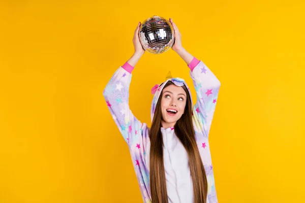 Foto portrét žena teenager legrační pyžama vedení diskotéka míč hledá až zasněný izolované pulzující žluté pozadí — Stock fotografie