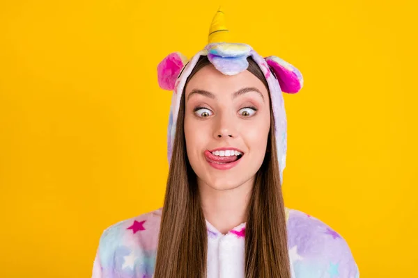 Foto retrato fêmea adolescente engraçado pijama mostrando língua enganando sorrindo isolado vibrante amarelo fundo — Fotografia de Stock