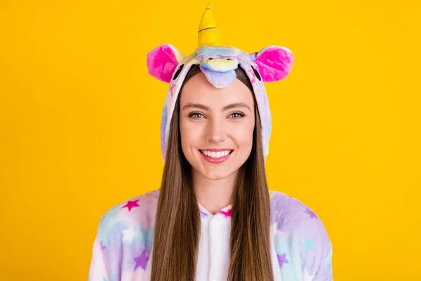 Retrato de atractiva chica adolescente alegre usando acogedor kingurumi infantil aislado sobre fondo de color amarillo brillante —  Fotos de Stock