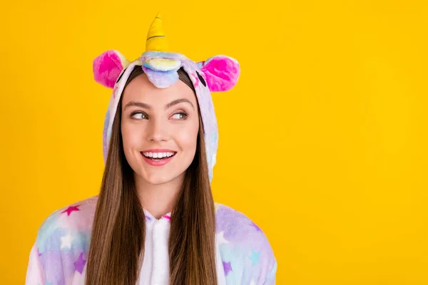 Foto Porträt weibliche Teenager lustige Pyjama suchen Kopierraum lächelnd isoliert lebendigen gelben Hintergrund — Stockfoto