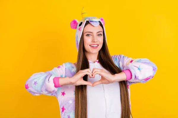 Retrato de menina alegre atraente vestindo olhar animal mostrando símbolo do coração isolado sobre fundo de cor amarelo brilhante — Fotografia de Stock