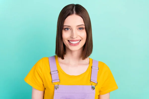 Foto van gelukkig positief charmante vrouw glimlach goed humeur dragen casual outfit geïsoleerd op teal kleur achtergrond — Stockfoto