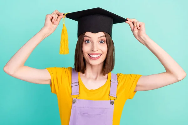Fénykép a bájos fiatal boldog ámult nő viseljen diplomás kalap mosoly elszigetelt pasztell rózsaszín háttér — Stock Fotó