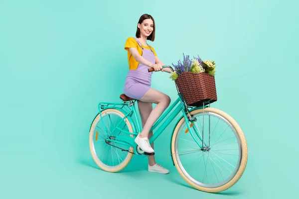 Pełne ciało zdjęcie uroczej młodej szczęśliwej kobiety jeździć rower uśmiech lato odizolowany na pastelowym tle teal kolor — Zdjęcie stockowe