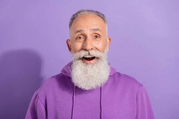 Portrait of attractive amazed cheerful grey-haired man good news reaction isolated over purple violet color background — Stock Photo, Image