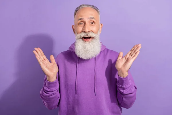 Ritratto di attraente stupito allegro uomo dai capelli grigi battendo le palme buone notizie isolate su sfondo viola viola — Foto Stock