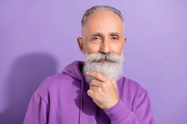 Portrait d'un homme aux cheveux gris sérieux et séduisant qui prend des décisions en réfléchissant trop isolé sur un fond violet violet — Photo