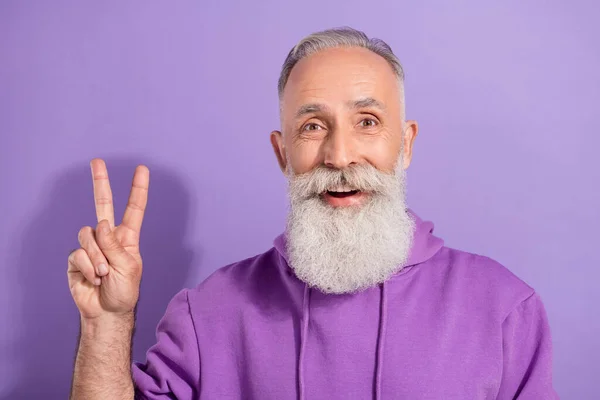 Portrait de séduisant homme aux cheveux gris optimiste et joyeux montrant un signe en V isolé sur un fond violet violet — Photo