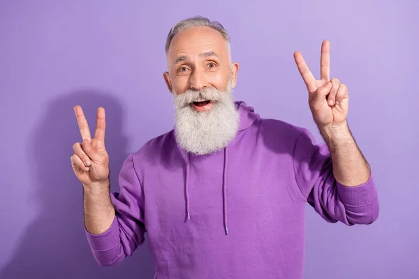 Portrait of attractive funky cheerful grey-haired man showing double v-sign isolated over purple violet color background — Stock Photo, Image