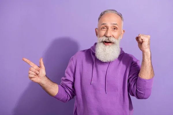 Портрет модного пожилого пенсионера седого мужика на фоне фиолетового фиолетового фона. — стоковое фото