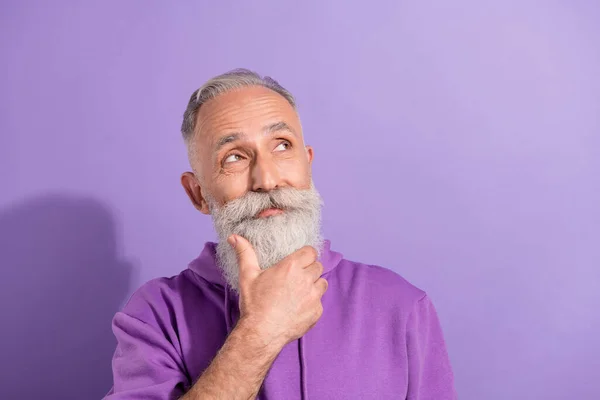 Retrato del atractivo hombre de pelo gris desconcertado que piensa demasiado en el espacio de copia de la pregunta aislado sobre el fondo violeta violeta del color — Foto de Stock